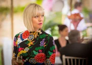 Wegen einer Morddrohung besucht Agatha Raisin (Ashley Jensen) mit ihrem Team undercover als "Security" die Geburtstagsfeier von Tiggys Tochter Cassandra.