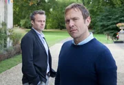 Charles Fraith (Jason Merrells, r.) und James Lacey (Jamie Glover, l.) streiten sich um eine Frau. Charles Fraith (Jason Merrells, r.) und James Lacey (Jamie Glover, l.) streiten sich um eine Frau.
