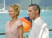 Der Spekulant Phil Finch (Ralph Herforth) liebt die Biologin Anne van Gaard (Claudine Wilde), aber er liebt auch das Gesch&auml;ft.