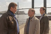Showdown im Hafen: Hans (Bruno F. Apitz, l.) versucht, den Maulwurf beim LKA zu enttarnen: Ist es Voss (Christoph Michel, M.) oder Schneider (Fabian Gerhardt, r.)?
