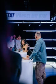 In "Neo Match up" kommt es zwischen Kurt Kr&ouml;mer (l.) und Parshad Esmaeili (2.v.l.) zu lustigen Diskussionen, wer Menschen besser lesen kann.