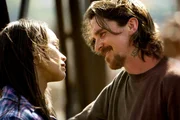 Seit Jahren versuchen Russell (Christian Bale, r.) und seine Freundin Lena (Zoe Saldana, l.), ein normales Leben auf die Reihe zu bekommen. Doch als der junge Mann alkoholisiert einen schweren Autounfall verursacht, l&auml;uft alles aus dem Ruder ...