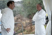DS Norman Potting (Craig Parkinson, l.) und DS Roy Grace (John Simm, r.) beginnen am Fundort der Leiche mit ersten Ermittlungen.