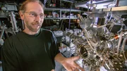 Hartmut Haeffner, Physikprofessor an der Berkeley University, k&uuml;hlt Atome fast bis zum absoluten Nullpunkt, um zu testen, ob die Zeitsymmetrie durchbrochen werden kann.