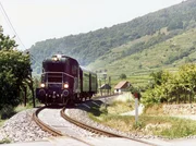 Unser Bummelzug mit Historischer Diesellok der Baureihe 2045 mit zwei Plattformwagen w&auml;hrend der Fahrt durch die sch&ouml;ne Wachau.