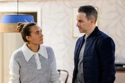 Kilian (Marc Dumitru) f&uuml;hlt Joana (Josephine Martz) auf den Zahn.