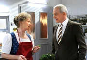 ARD STURM DER LIEBE FOLGE 1260, am Montag um 15:10 Uhr im ERSTEN. Werner (Dirk Galuba, r.) l&auml;dt Hildegard (Antje Hagen, l.) zur Bistro-Er&ouml;ffnung ein.