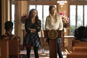 Hope Mikaelson (Danielle Rose Russell, l.); Lizzie Saltzman (Jenny Boyd, r.)