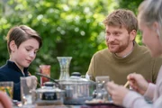 Das Familienessen dreht sich um Eddies Erzählung von Hundekacke ... Von links: William (Levis Kachel), Patrick (Lucas Prisor) und Bianca (Louise S. Arnold).