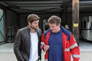 Jo Stoll (Peter Ketnath, l.) unterbricht Alexander Kohlmetz (Till Florian Beyerbach, r.) beim Erste-Hilfe-Kurs. Er konfrontiert ihn mit den gefundenen DNA-Spuren auf der Jacke des Opfers, die eindeutig von ihm stammen.