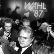 WDR Fernsehen HINTERM HORIZONT GEHT'S WEITER - "Aus der Reihe 'Unser Land in den 80ern'". Ministerpr&auml;sident Johannes Rau kandidierte f&uuml;r das Kanzleramt in Bonn. (Archivfoto: Der SPD-Kanzlerkandidat trifft am Wahlabend im Erich-Ollenhauer-Haus in Bonn ein.)