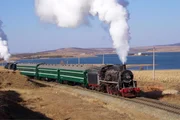 Die Ji-Tong-Linie in der Inneren Mongolei hat sich innerhalb eines Jahrzehnts bei Eisenbahnfreunden einen fast magischen Ruf erworben. Eisenbahn-Romantik unternahm eine Sonderfahrt nach China, um den Einsatz der letzten Dampfr&ouml;sser bei strahlendem Sonnenschein und traumhafter Abendstimmung zu portraitieren.