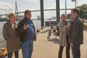 Showdown im Hafen: Hans (Bruno F. Apitz, 2.v.l.) versucht mit der Hilfe von Ines (Franziska Schlattner, l.) den Maulwurf beim LKA zu enttarnen: Ist es Voss (Christoph Michel, 2.v.r.) oder Schneider (Fabian Gerhardt, r.)?
