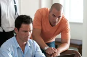 Michael Westen (Jeffrey Donovan, l.) und Jesse Porter (Coby Bell) untersuchen einen Fall, an dem Jesse vor seiner Kaltstellung gearbeitet hat. Dabei sto&szlig;en sie auf ein Bankschlie&szlig;fach, an dessen Inhalt ihre Widersacher offenbar gro&szlig;es Interesse haben.