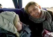 Maria (Eva R&ouml;se, r.) ist mit ihrer Tochter Linda (Matilda W&auml;nnstr&ouml;m) unterwegs.