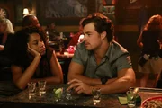 Ertr&auml;nken ihren Kummer im Alkohol: Maggie (Kelly McCreary, l.) und Andrew (Giacomo Gianniotti, r.) ...