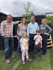 V.l.: David Domoney, Rebecca, Alan Titchmarsh und Katie Rushworth mit Rebeccas Kindern.