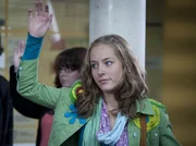 Clara (Lena Schneidewind) meldet sich freiwillig zum Suchkommando.