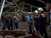 Die Feuerwehr versucht die Versch&uuml;tteten herauszuziehen. (v.l.n.r. Viktoria Krause, Lennart K&ouml;nig, Anica R&ouml;hlinger, Ferdinand D&ouml;lz)