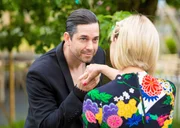 Agatha Raisins (Ashley Jensen) lernt George Felliet (Adam Garcia) auf Cassandras Geburtstagsfeier kennen.