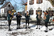 Die jungen Aufhamer Musikanten auf der Stroblalm am bayerischen H&ouml;glberg.