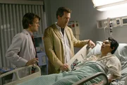 Dr. Robert Chase (Jesse Spencer, l.) und Dr. Gregory House (Hugh Laurie, M.) k&uuml;mmern sich um Harvey Park (John Cho, r.), der schon mehrere Schlaganf&auml;lle erlitten hat.