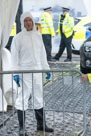 DS Roy Grace (John Simm) beginnt am Fundort einer Frauenleiche mit seiner Arbeit. Wie immer bei solchen Eins&auml;tzen stellt er sich die bange Frage, ob er die Leiche seiner vor Jahren verschwundenen Frau Sandy finden wird.