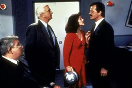 Der schurkische Industrielle Quentin Hapsburg (Robert Goulet, r.) l&auml;sst Dr. Meinheimer (Richard Griffiths, l.) entf&uuml;hren und durch einen Doppelg&auml;nger ersetzen. Doch Frank Drebin (Leslie Nielsen, 2.v.l.) und seine charmante Ex-Freundin Jane (Priscilla Presley, 2.v.r.) kommen ihm schon bald auf die Schliche ...