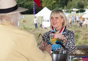 Agatha Raisin (Ashley Jensen) schenkt auf dem Carsely-Fest Getränke aus und hat dabei große Freude. Agatha Raisin (Ashley Jensen) schenkt auf dem Carsely-Fest Getränke aus und hat dabei große Freude.