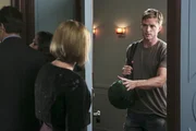 Wade (Wilson Bethel, r.) sucht das Gespr&auml;ch mit Candice (JoBeth Williams, l.). Wird das etwas &auml;ndern?