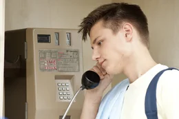 Benny (Ludwig Skuras) gibt Heike die Schuld, dass er den Ausflug der Klasse verpasst und dies nur, weil er kein Handy hat.
