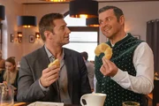 Jo (Christian K. Schaeffer, r.) hat einen neuen, exklusiven Lieferanten f&uuml;r seine Backwaren; Hansen (Igor Jeftic, l.) testet das frische Croissant.