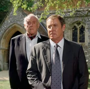 Inspector Barnaby (John Nettles, r.) wird klar, dass Offizier a.D. Reggie Barton (Graham Crowden, l.) &uuml;ber die Reduzierung der Gl&ouml;ckner mehr als erleichtert ist.