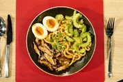 Leibgericht: Gochujang-Udon-Nudeln mit Gurkensalat von Ella Suxdorf