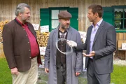 Alfons Aichhuber (Roland Stemmer, M.) ger&auml;t in Erkl&auml;rungsn&ouml;te und somit ins Visier von Stadler (Dieter Fischer, l.) und Hansen (Igor Jeftić, r.).