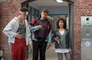 Trotz seiner schweren Verletzungen schleppt sich Mike Demir (Valentin Oppermann, l.) zur Aussage auf die Wache. Nils Sanchez (Enrique Fi&szlig;, M.) und Harry M&ouml;ller (Maria Ketikidou, r.) halten das f&uuml;r keine gute Idee.
