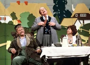 Der verkaufte Grossvater Kom&ouml;die von Anton Hamik / Dialektfassung Walter Roderer In  fr&ouml;hlich-beschwingter Runde: Walter Roderer als Grossvater, Lorenz W&uuml;thrich als Fritz F&uuml;glistaller , Ruth Jecklin als Klothilde