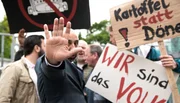 Nuri Hodscha (Hilmi S&ouml;zer) wird w&uuml;tend: Vor der alten Moschee erwarten ihn lautstarke Demonstranten, die sich gegen den Moschee-Neubau versammelt haben.