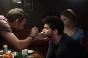 Auf Siobh&aacute;ns (Hermione Corfield, r.) Veranlassung sucht Gerard (Dougray Scott, l.) in Johnnys (Jack Hickey, M.) Augen nach Spuren des Erregers.