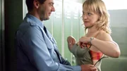Um das Falschgeld im Spind hinter ihr zu verdecken, lenkt Annika (Sylwia von Wildburg) Hendrik (Ulrich Drewes) mit ihren weiblichen Reizen ab... Um das Falschgeld im Spind hinter ihr zu verdecken, lenkt Annika (Sylwia von Wildburg) Hendrik (Ulrich Drewes) mit ihren weiblichen Reizen ab...