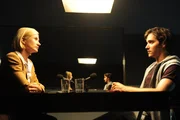 Martina Seiffert (Astrid M. F&uuml;nderich) befragt Lennard Sch&ouml;pf (Fran&ccedil;ois Goeske) und konfrontiert ihn mit seinem Krankheitsbefund.