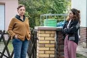 Kim Nowak (Amy Mu&szlig;ul, r.) erhofft sich von der langj&auml;hrigen Nachbarin Roswitha Linde (Heike Hanold-Lynch, l.) Informationen &uuml;ber die Familienverh&auml;ltnisse des Toten herauszufinden. Kim ist irritiert, dass die Nachbarin ein ganz anderes Bild von der Familie pr&auml;sentiert, als das was sich w&auml;hrend den Ermittlungen aufgezeigt hat.