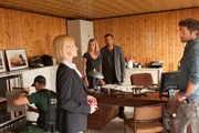 Martina Seiffert (Astrid M. F&uuml;nderich, 2.v.l.) und Jo Stoll (Peter Ketnath, r.) lassen das B&uuml;ro von Marek Hofmann (Axel Holst, 2.v.r.) von Zollbeamten (Komparse) durchsuchen. Er steht mit seiner Frau Sonja Hofmann (Eva-Maria Grein von Friedl, M.) unter Verdacht, in seiner Umzugsfirma Schwarzarbeiter zu besch&auml;ftigen.