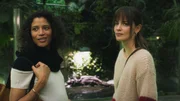 Zoe (Davina Donaldson, l.) versucht, Lena (Laura Berlin, r.) mit einem &uuml;berraschenden Ausflug auf andere Gedanken zu bringen.