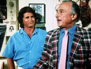 Jonathan (Michael Landon, l.) besucht Vinny (Bill Macy, r.), Cindys Vater, der als ziemlich erfolgloser Agent in Hollywood arbeitet.