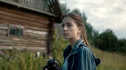 Elena (Daria Mureeva) schie&szlig;t Bilder des verlassenen Dorfes, in dem ihre Oma Mal gelebt hat.