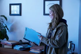Gustafson (Annabelle Wallis) findet eine Spur in den Krankenakten.