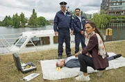 Am Leichenfundort am Spreeufer eruieren Jasmin Sayed (Sesede Terziyan, r.), Axel Sommer (Oliver Breite, l.) und Fahri Celli (Hassan Akkouch, M.) den Tathergang.