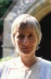 Welches Geheimnis verbirgt die Kirchenarchivarin Maisie Gooch (Gemma Jones)?
