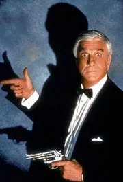 Um Hapsburg das Handwerk legen zu k&ouml;nnen, muss sich Frank Drebin (Leslie Nielsen) in die H&ouml;hle des L&ouml;wen wagen ...